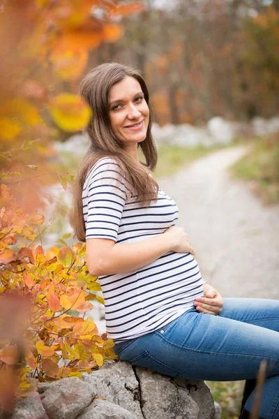 Schwangere junge Frau — Stockfoto