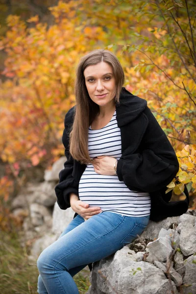 Gravid ung kvinne – stockfoto