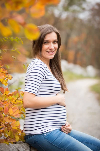 Jeune femme enceinte — Photo