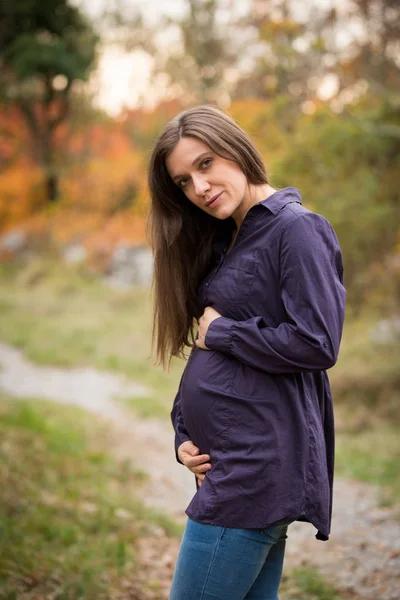 Giovane donna incinta — Foto Stock