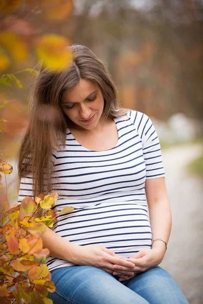 Zwangere jonge vrouw — Stockfoto