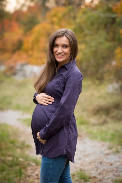 Zwangere jonge vrouw — Stockfoto