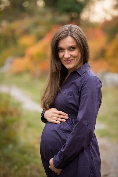 Schwangere junge Frau — Stockfoto