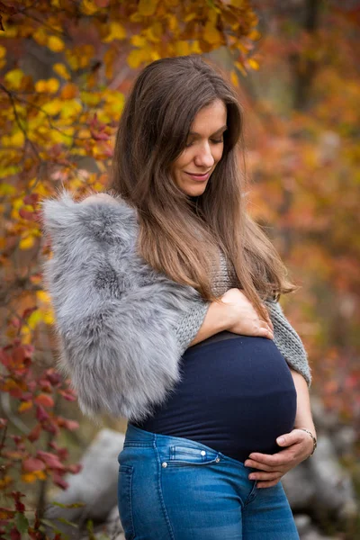 Gravid ung kvinne – stockfoto