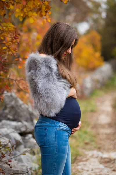 Mujer joven embarazada — Foto de Stock