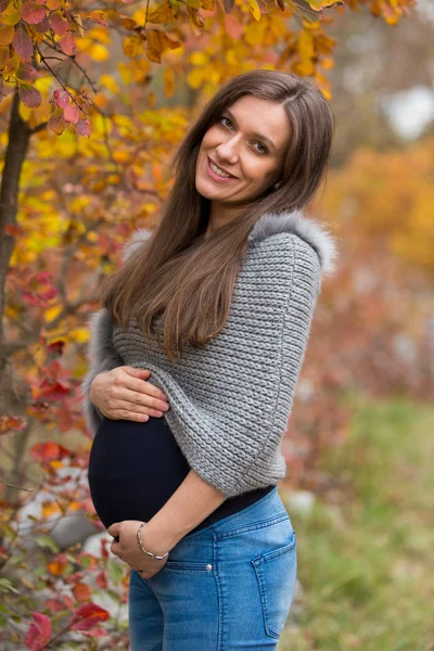 Młoda kobieta w ciąży — Zdjęcie stockowe