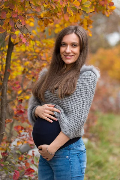 Mujer joven embarazada — Foto de Stock