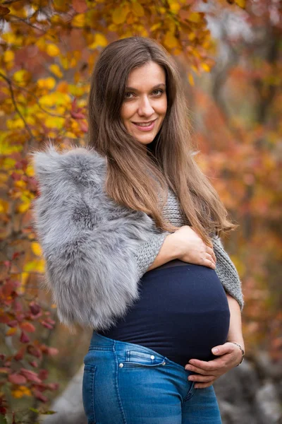 Schwangere junge Frau — Stockfoto