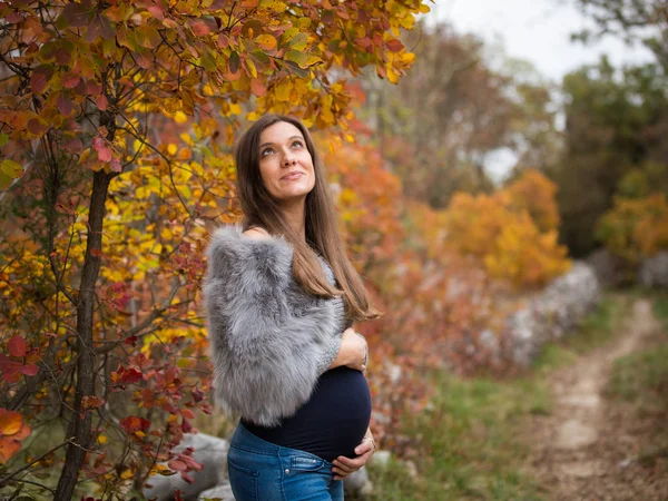 Mujer joven embarazada — Foto de Stock