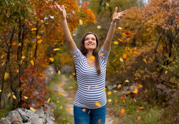 Giovane donna incinta — Foto Stock