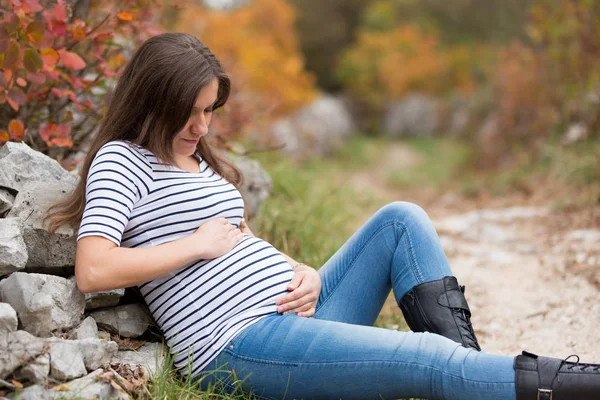 Giovane donna incinta — Foto Stock