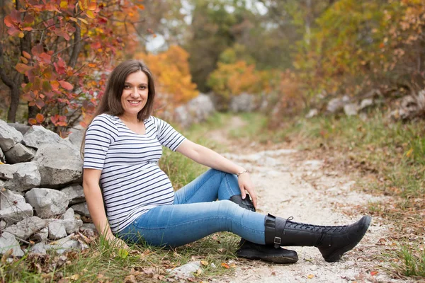 Schwangere junge Frau — Stockfoto