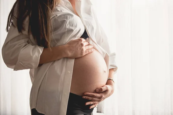 Mujer caucásica embarazada — Foto de Stock