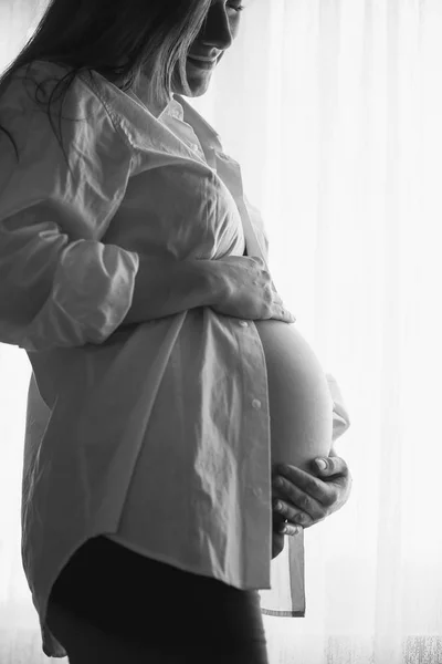 Donna caucasica incinta — Foto Stock