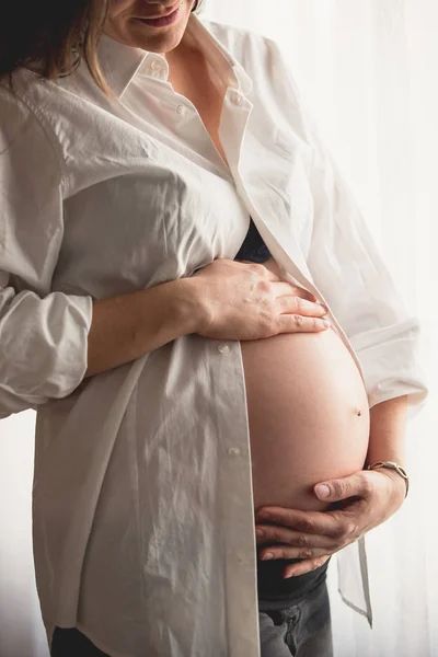 Έγκυος γυναίκα Καυκάσιος — Φωτογραφία Αρχείου
