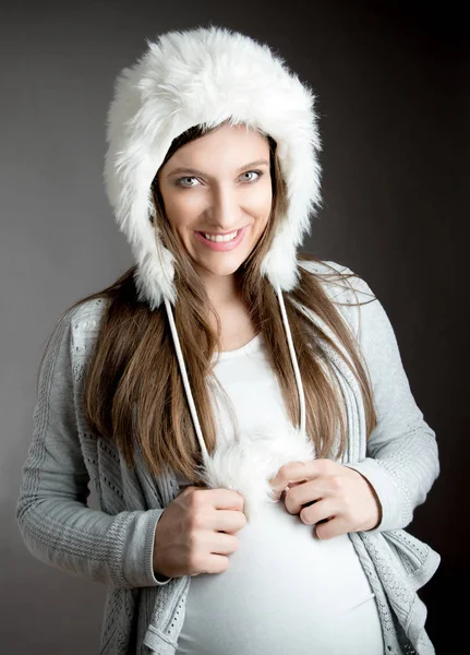 Jovem bonita no estúdio de inverno — Fotografia de Stock