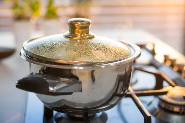 Pot op de kachel in de avond — Stockfoto