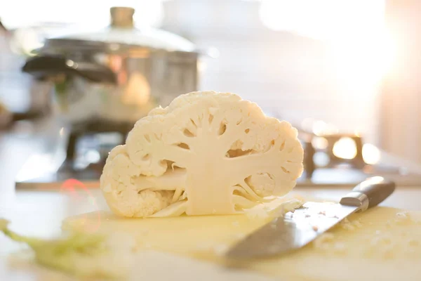 Preparar la coliflor para la cena —  Fotos de Stock