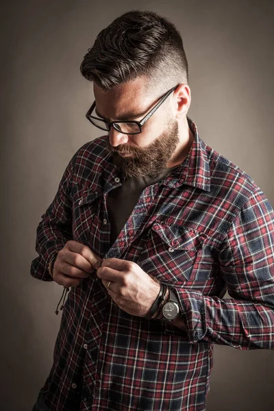 Jonge knappe hipster met baard — Stockfoto