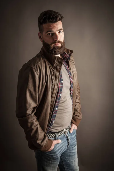Jonge knappe hipster met baard — Stockfoto