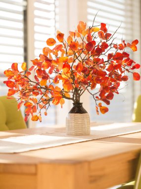 Masanın üzerinde duman ağaç dalları