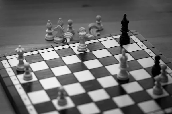 Шах и мат на черного короля — стоковое фото
