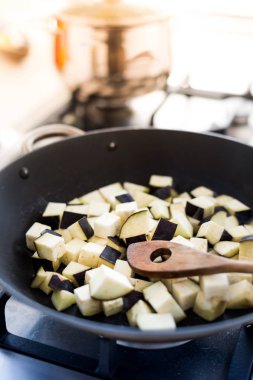 Tavada doğranmış patlıcan