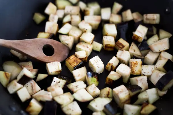 Blokjes aubergine in pan — Stockfoto