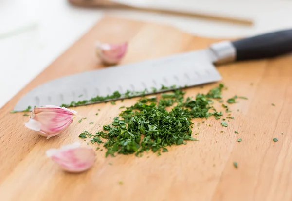 Preparação de salsa e alho — Fotografia de Stock