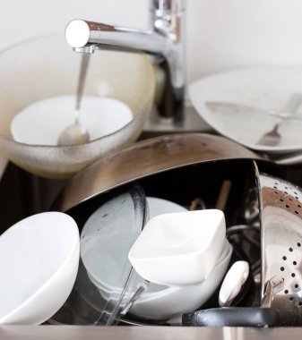 Kirli bulaşıklar lavaboda.