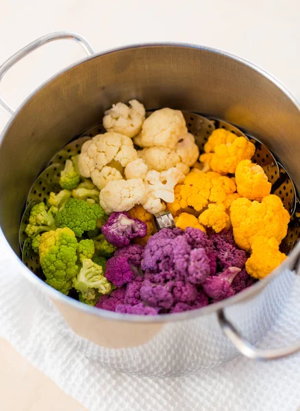 Steaming cauliflower in the pot — Stock Photo, Image