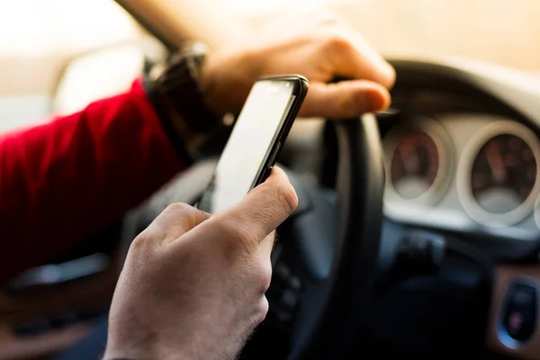 Texting and driving — Stock Photo, Image