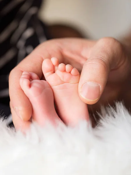 Închiderea picioarelor bebelușului — Fotografie, imagine de stoc