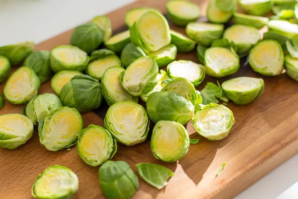 Rosenkohl halbiert — Stockfoto