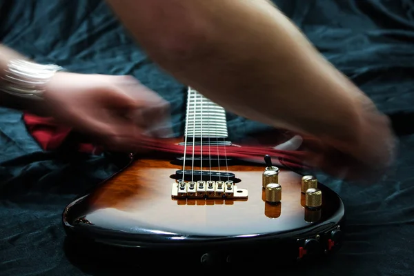 Elektrische gitaar schoonmaken — Stockfoto