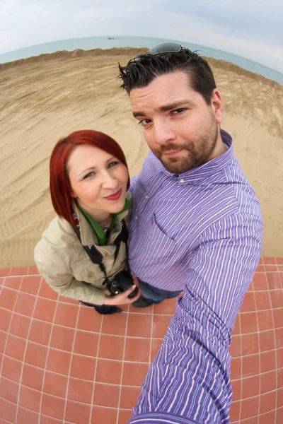 Coppia divertente prendendo fisheye selfie — Foto Stock