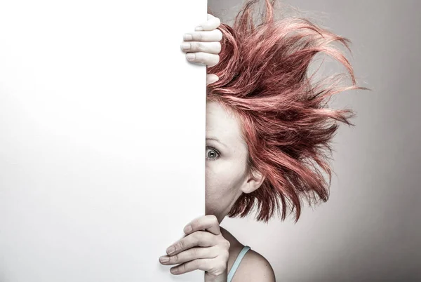 Mujer asustada con el pelo desordenado — Foto de Stock