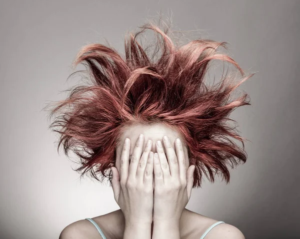 Mulher assustada com cabelo bagunçado — Fotografia de Stock