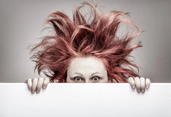 Mujer asustada con el pelo desordenado —  Fotos de Stock