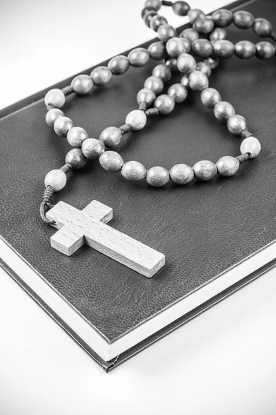 Santa Biblia y rosario —  Fotos de Stock