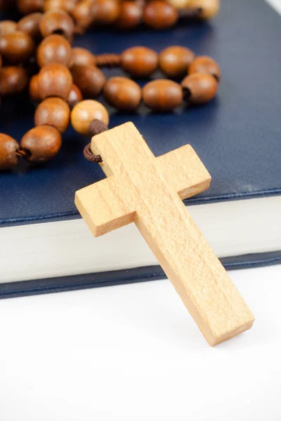 Santa Bibbia e rosario — Foto Stock
