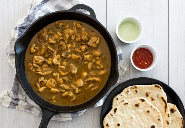 Kip curry en naan — Stockfoto