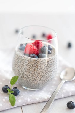 Chia pudingi çilek ile