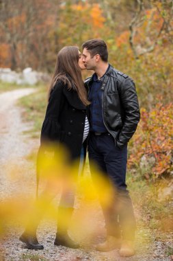 Sonbahar bekliyor içinde çift