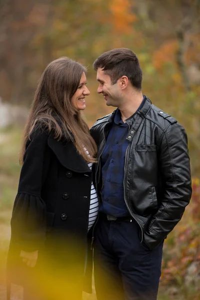 Kaukasisches Paar erwartet im Herbst Nachwuchs — Stockfoto