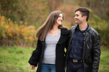 Sonbahar bekliyor içinde çift