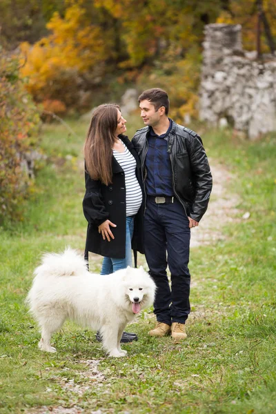 Caucasian couple in autumn expecting — Stock Photo, Image