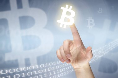 Bitcoin işareti ve erkek el