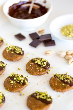 Vegan ve beyaz masa üzerinde ham fıstıklı kurabiye