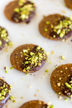 Vegan ve beyaz masa üzerinde ham fıstıklı kurabiye